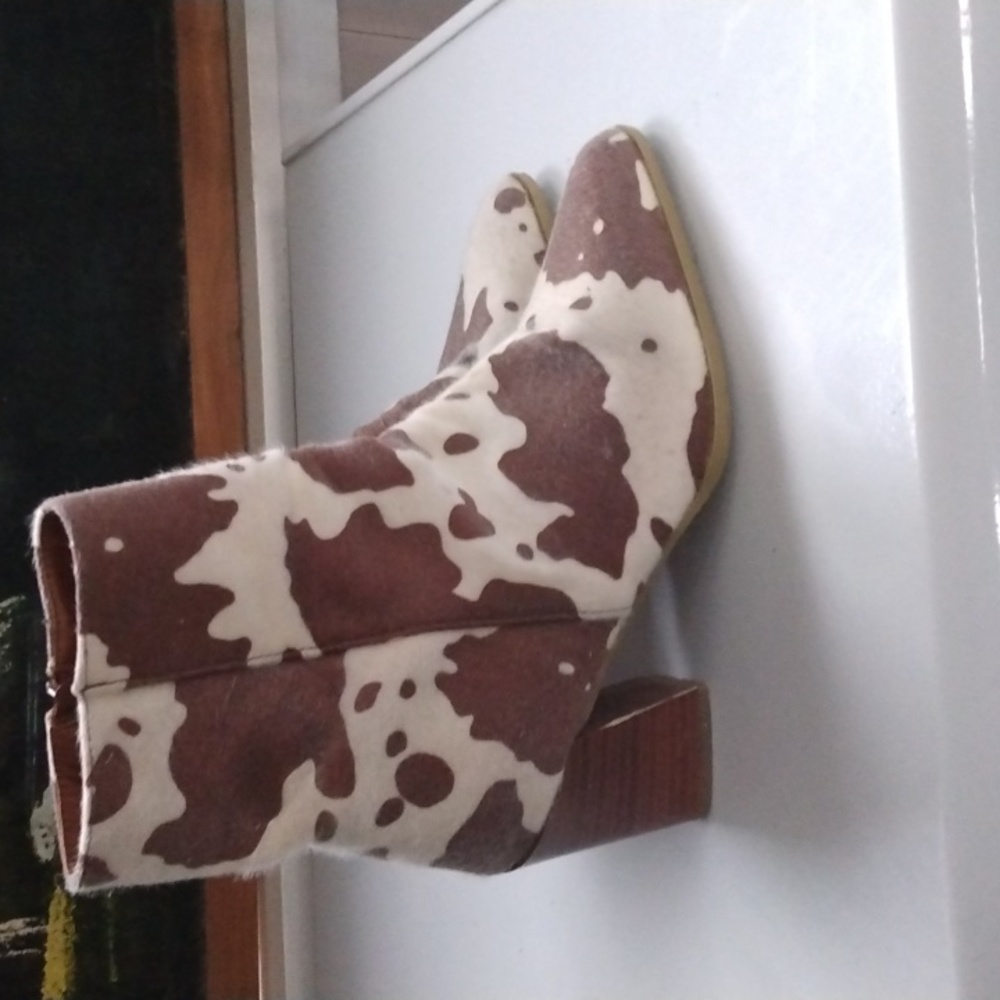 Brown cow print size 7 boots